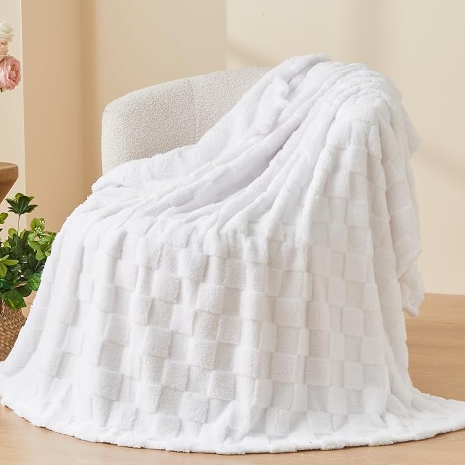 NEWCOSPLAY 3D Checkered Flannel King Blanket, White Checkered, 90"x110" | Super Soft Cute Lightweight Decorative Premium Silky Fleece Blanket for Couch Sofa Bed, Gift for Women Men, All Season Use