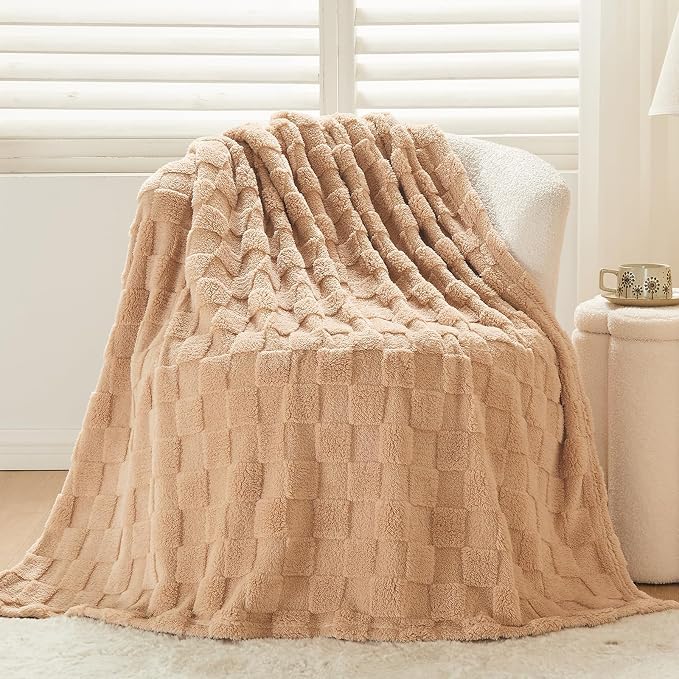 NEWCOSPLAY 3D Checkered Flannel King Blanket, Brown Checkered, 90"x110" | Super Soft Cute Lightweight Decorative Premium Silky Fleece Blanket for Couch Sofa Bed, Gift for Women Men, All Season Use