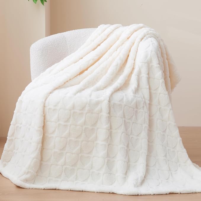 NEWCOSPLAY 3D Heart Checkered Flannel Queen Blanket, Off White, 90"x90" | Super Soft Cute Lightweight Decorative Premium Silky Fleece Blanket for Couch Sofa Bed, Gift for Women Men, All Season Use