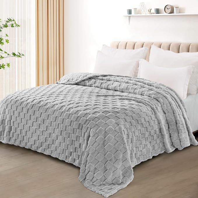 Exclusivo Mezcla 3D Checkered Fleece King Blanket for Bed, Light Grey | Super Soft and Cozy Fluffy Blanket, Lightweigh and Breathable Blanket for Living Room, Bedroom, Decor, All Season, 104"x90"