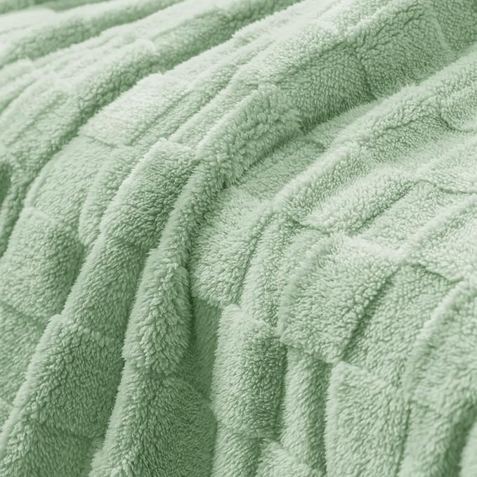Exclusivo Mezcla 3D Checkered Fleece Throw Blanket for Couch, Sage Green | Super Soft and Cozy Fluffy Throw, Lightweight and Breathable, Cute Fuzzy Blanket for Sofa, Home Decor, All Season, 50"x60"