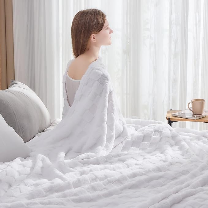 NEWCOSPLAY 3D Checkered Flannel Twin Blanket, White Checkered, 60"x80" | Super Soft Cute Lightweight Decorative Premium Silky Fleece Blanket for Couch Sofa Bed, Gift for Women Men, All Season Use