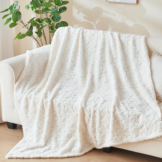NEWCOSPLAY 3D Heart Checkered Flannel Throw Blanket, Off White, 50"x70" | Super Soft Cute Lightweight Decorative Premium Silky Fleece Blanket for Couch Sofa Bed, Gift for Women Men, All Season Use