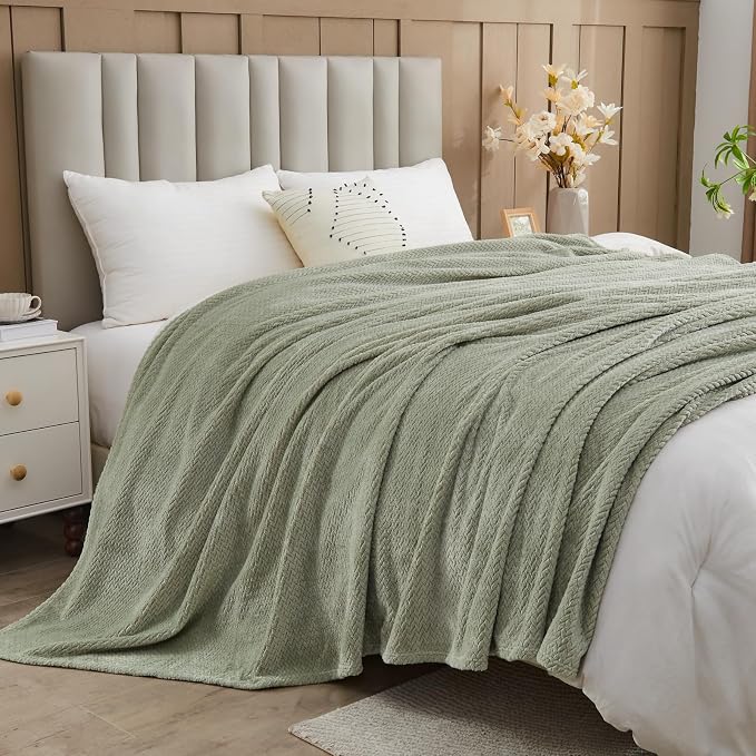 NEWCOSPLAY Fleece Leaves Pattern King Blanket, Sage Green, 90"x110" | Super Soft Throw Blanket, Lightweight Cozy Bed Sofa Blanket, Premium Silky Flannel Fleece, Travel Blanket for All Season Use