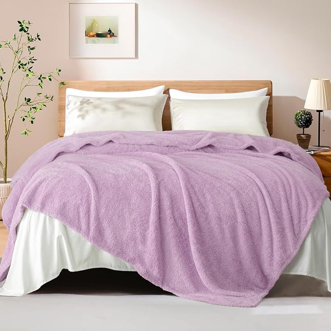 Exclusivo Mezcla Fleece Bed Blankets King Size for Bed, 90" x 104" | Super Soft and Cozy Fluffy Blanket for Women, Lightweight and Fuzzy Large Blanket for Bedroom , All Season, Light Purple
