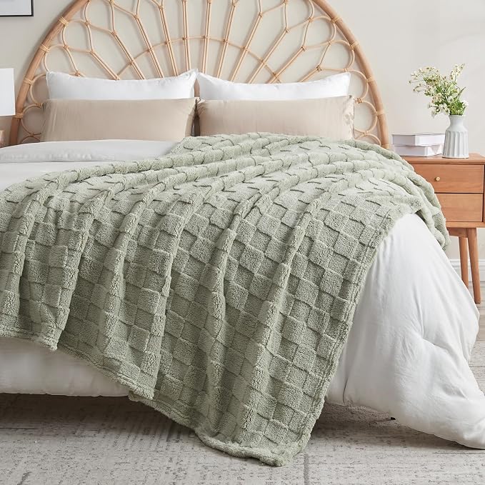 NEWCOSPLAY 3D Checkered Flannel King Blanket, Sage Green, 90"x110" | Super Soft Cute Lightweight Decorative Premium Silky Fleece Blanket for Couch Sofa Bed, Gift for Women Men, All Season Use