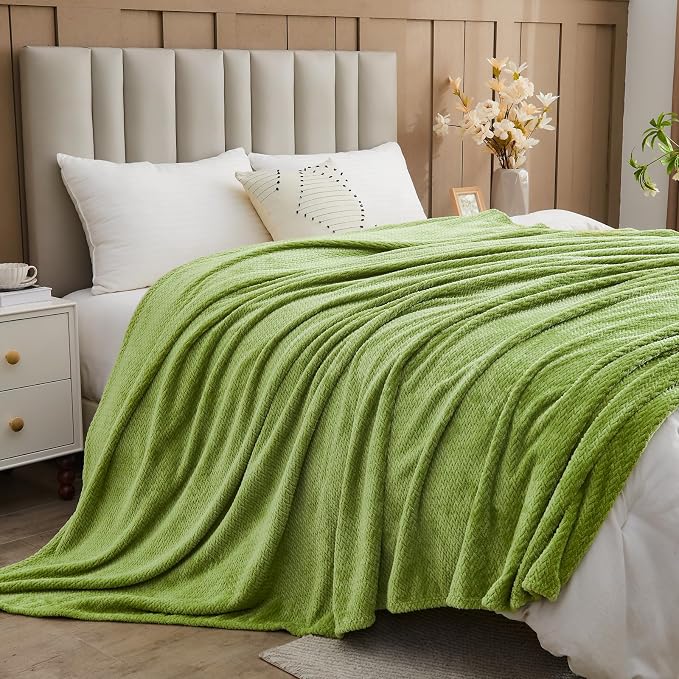 NEWCOSPLAY Fleece Leaves Pattern Queen Blanket, Green, 90"x90" | Super Soft Throw Blanket, Lightweight Cozy Bed Sofa Blanket, Premium Silky Flannel Fleece, Travel Blanket for All Season Use