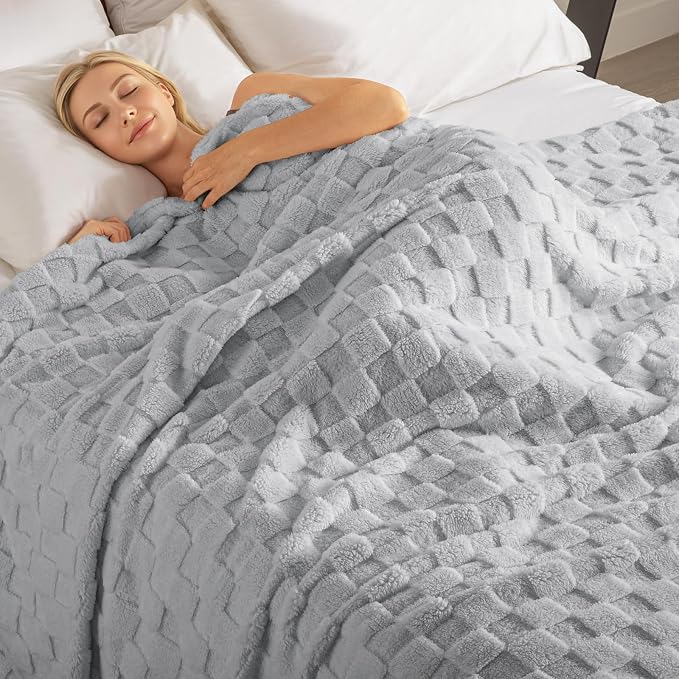 Exclusivo Mezcla 3D Checkered Fleece Twin Blanket for Bed, Light Grey | Super Soft and Cozy Fluffy Bed Blanket, Cute Fuzzy Blanket for Teens Back to School, Dorm Essentials, All Season, 60"x80"