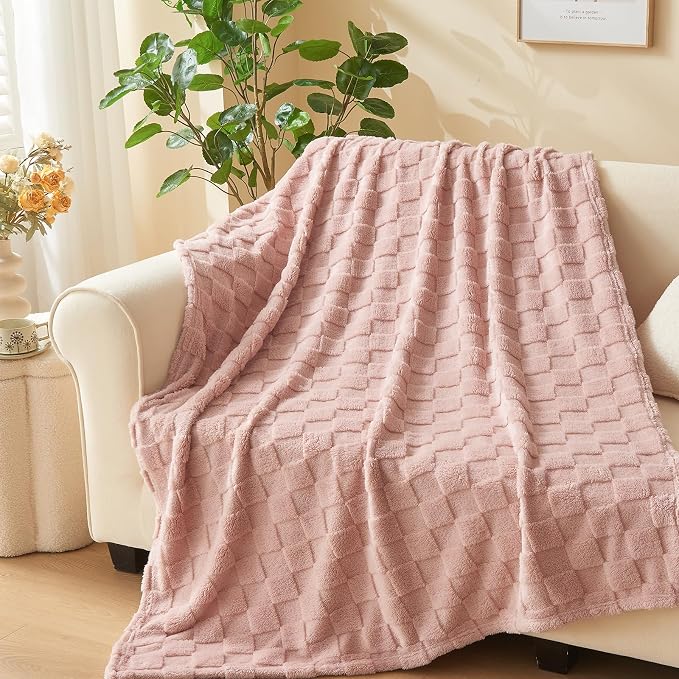 NEWCOSPLAY 3D Checkered Flannel King Blanket, Pink Checkered, 90"x110" | Super Soft Cute Lightweight Decorative Premium Silky Fleece Blanket for Couch Sofa Bed, Gift for Women Men, All Season Use