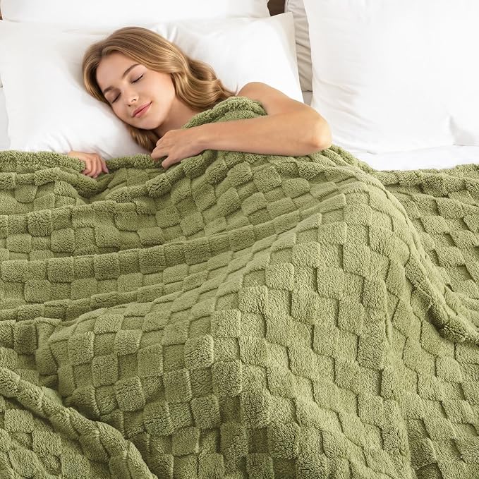 Exclusivo Mezcla 3D Checkered Fleece Twin Blanket for Bed, Olive Green | Super Soft and Cozy Fluffy Bed Blanket, Cute Fuzzy Blanket for Teens Back to School, Dorm Essentials, All Season, 60"x80"