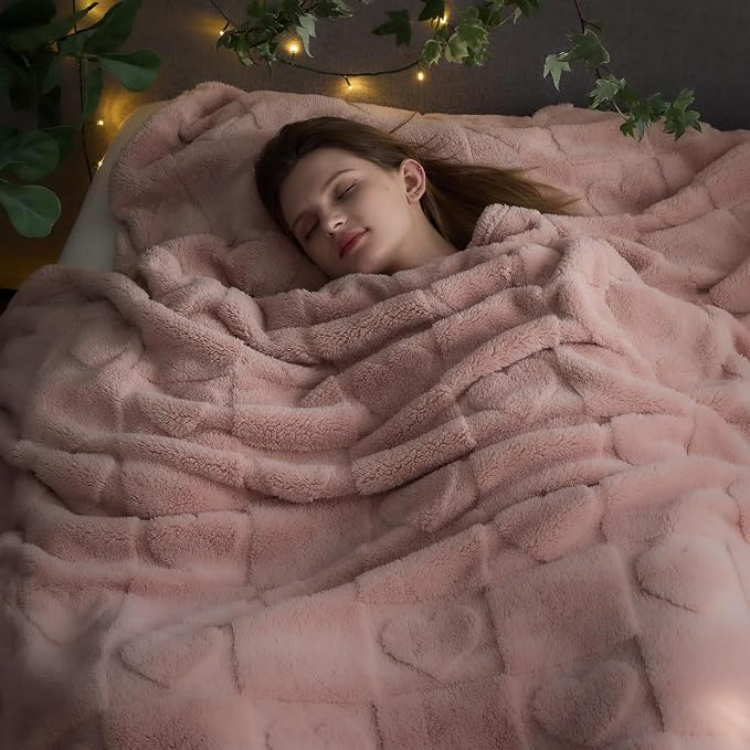 NEWCOSPLAY 3D Heart Checkered Flannel King Blanket, Pink Love, 90"x110" | Super Soft Cute Lightweight Decorative Premium Silky Fleece Blanket for Couch Sofa Bed, Gift for Women Men, All Season Use