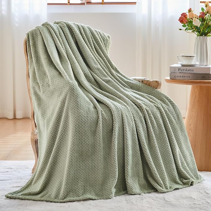 NEWCOSPLAY Fleece Leaves Pattern King Blanket, Sage Green, 90"x110" | Super Soft Throw Blanket, Lightweight Cozy Bed Sofa Blanket, Premium Silky Flannel Fleece, Travel Blanket for All Season Use