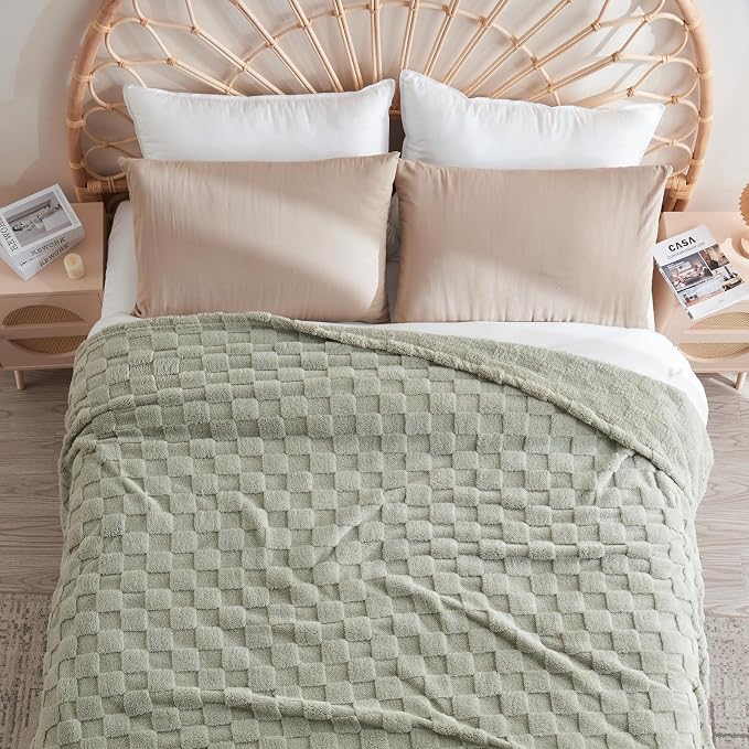 NEWCOSPLAY 3D Checkered Flannel Twin Blanket, Sage Green, 60"x80" | Super Soft Cute Lightweight Decorative Premium Silky Fleece Blanket for Couch Sofa Bed, Gift for Women Men, All Season Use