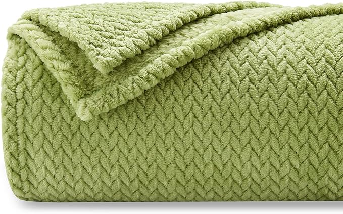 NEWCOSPLAY Fleece Leaves Pattern King Blanket, Green, 90"x110" | Super Soft Throw Blanket, Lightweight Cozy Bed Sofa Blanket, Premium Silky Flannel Fleece, Travel Blanket for All Season Use