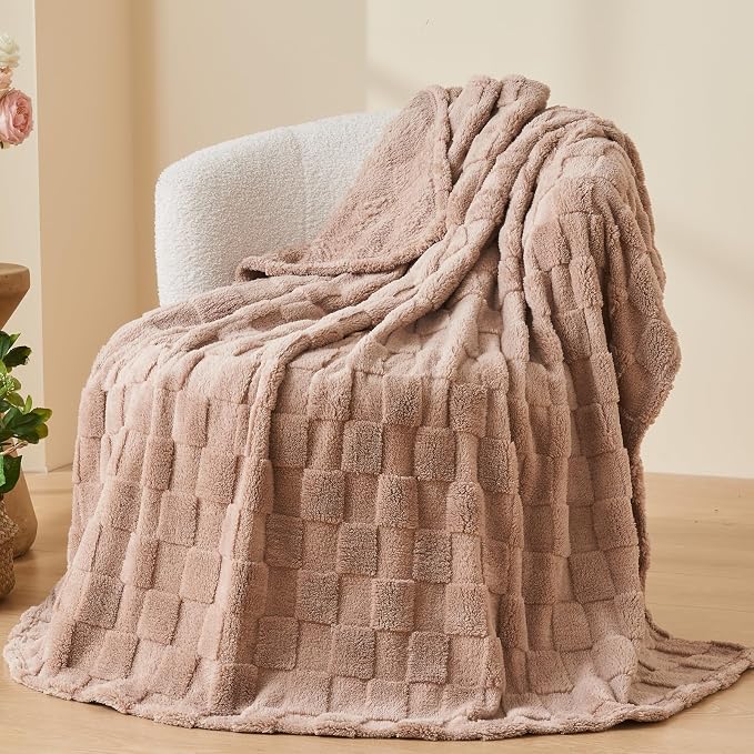 NEWCOSPLAY 3D Checkered Flannel Throw Blanket, Taupe Checkered, 50"x70" | Super Soft Cute Lightweight Decorative Premium Silky Fleece Blanket for Couch Sofa Bed, Gift for Women Men, All Season Use