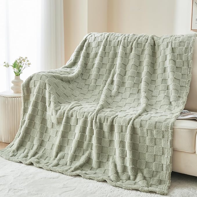 NEWCOSPLAY 3D Checkered Flannel King Blanket, Sage Green, 90"x110" | Super Soft Cute Lightweight Decorative Premium Silky Fleece Blanket for Couch Sofa Bed, Gift for Women Men, All Season Use