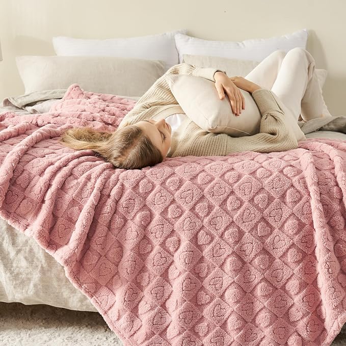 NEWCOSPLAY 3D Heart Checkered Flannel Throw Blanket, Pink Heart, 50"x70" | Super Soft Cute Lightweight Decorative Premium Silky Fleece Blanket for Couch Sofa Bed, Gift for Women Men, All Season Use