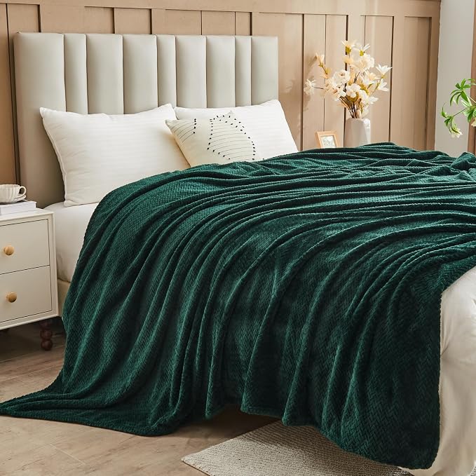 NEWCOSPLAY Fleece Leaves Pattern Twin Blanket, Forest Green, 60"x80" | Super Soft Throw Blanket, Lightweight Cozy Bed Sofa Blanket, Premium Silky Flannel Fleece, Travel Blanket for All Season Use