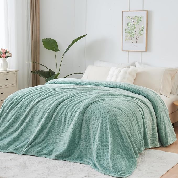 NEWCOSPLAY Fleece Leaves Pattern King Blanket, Mint Green, 90"x110" | Super Soft Throw Blanket, Lightweight Cozy Bed Sofa Blanket, Premium Silky Flannel Fleece, Travel Blanket for All Season Use