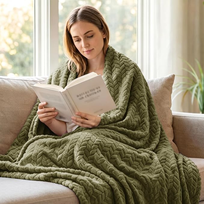 Exclusivo Mezcla Soft Fleece Bed Blanket King Size, 90”x104”, Olive Green | Cozy Fluffy Lightweight Blankets for Summer, Decorative Plush Flannel Throws for Living room, Bedroom with Leaves Pattern