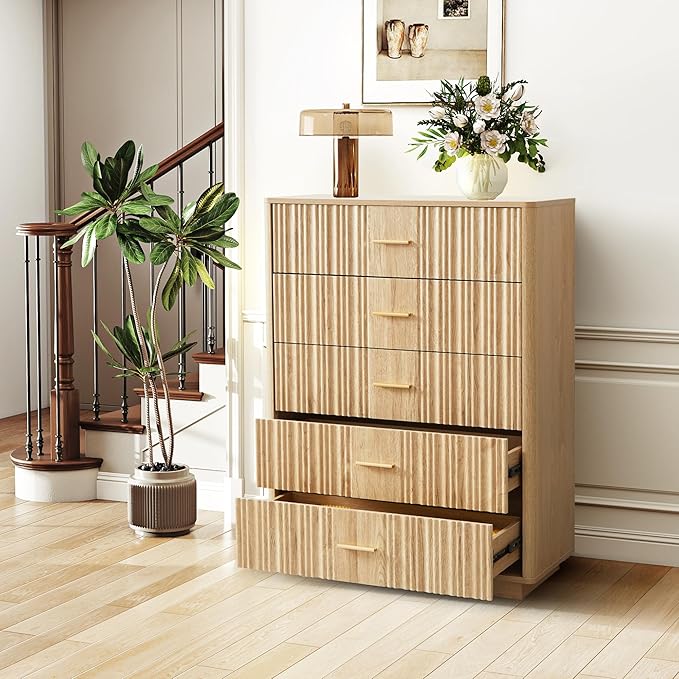 Fluted 5 Drawers Dresser for Bedroom, Wooden Tall Storage Dresser, Modern Chest of Drawers with Metal Handle, Curved Profile Wood Closet Clothes Storage Organizer for Living Room, Hallway, Natural