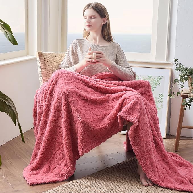 NEWCOSPLAY 3D Heart Checkered Flannel King Blanket, Coral Pink, 90"x110" | Super Soft Cute Lightweight Decorative Premium Silky Fleece Blanket for Couch Sofa Bed, Gift for Women Men, All Season Use