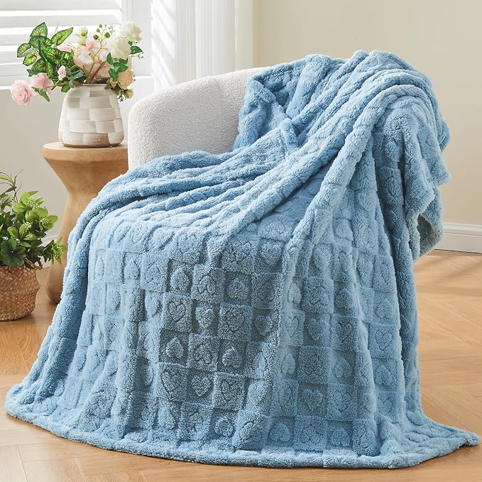NEWCOSPLAY 3D Heart Checkered Flannel Throw Blanket, Blue Heart, 50"x70" | Super Soft Cute Lightweight Decorative Premium Silky Fleece Blanket for Couch Sofa Bed, Gift for Women Men, All Season Use