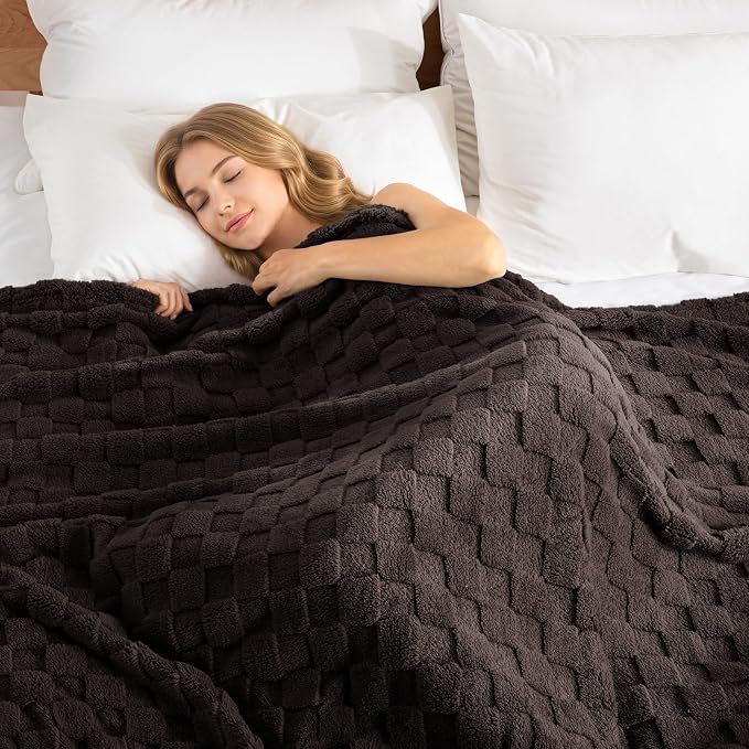 Exclusivo Mezcla 3D Checkered Fleece Twin Blanket for Bed, Coffee | Super Soft and Cozy Fluffy Bed Blanket, Cute Fuzzy Blanket for Teens Back to School, Dorm Essentials, All Season, 60"x80"