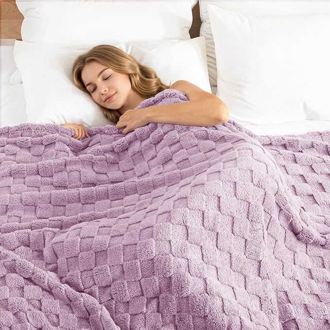 Exclusivo Mezcla 3D Checkered Fleece Twin Blanket for Bed, Light Purple | Super Soft and Cozy Fluffy Bed Blanket, Cute Fuzzy Blanket for Teens Back to School, Dorm Essentials, All Season, 60"x80"