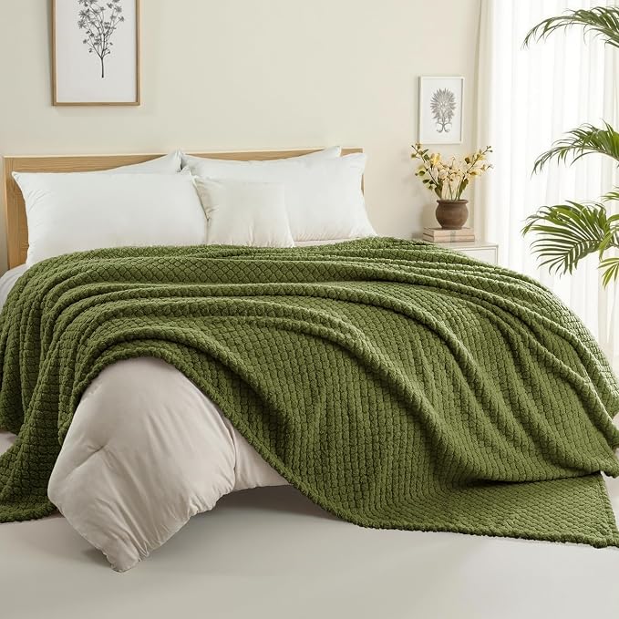Exclusivo Mezcla Soft Fleece King Size Blanket for Bed, Olive Green | Jacquard Lightweight Cozy Bed Blanket, Breathable Decorative Fuzzy Textured All Season Use, 90x104 Inches