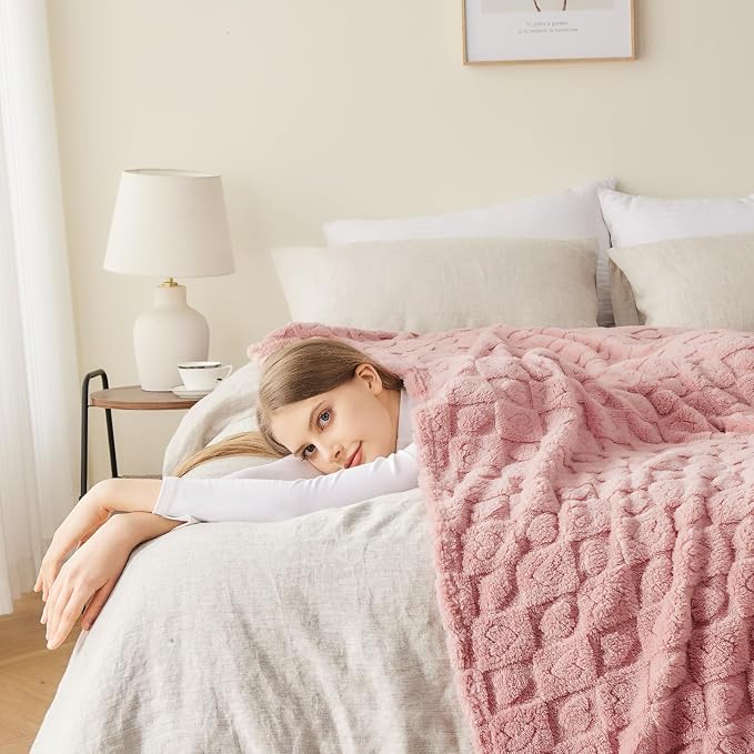 NEWCOSPLAY 3D Heart Checkered Flannel Twin Blanket, Pink Heart, 60"x80" | Super Soft Cute Lightweight Decorative Premium Silky Fleece Blanket for Couch Sofa Bed, Gift for Women Men, All Season Use