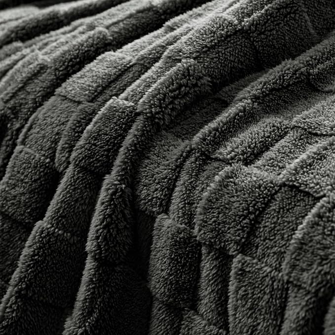 Exclusivo Mezcla 3D Checkered Fleece Twin Blanket for Bed, Dark Grey | Super Soft and Cozy Fluffy Bed Blanket, Cute Fuzzy Blanket for Teens Back to School, Dorm Essentials, All Season, 60"x80"