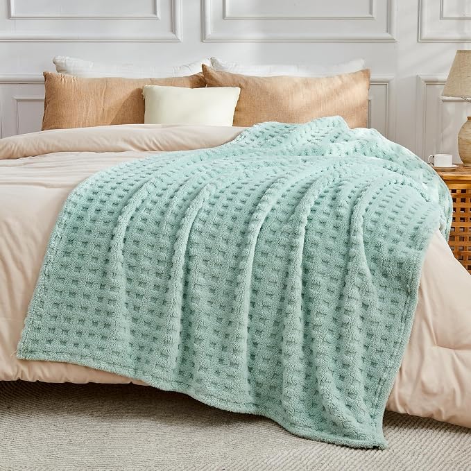 NEWCOSPLAY 3D Waffle Checkered Flannel King Blanket, New Sage, 90"x110" | Super Soft Cute Lightweight Decorative Premium Silky Fleece Blanket for Couch Sofa Bed, Gift for Women Men, All Season Use