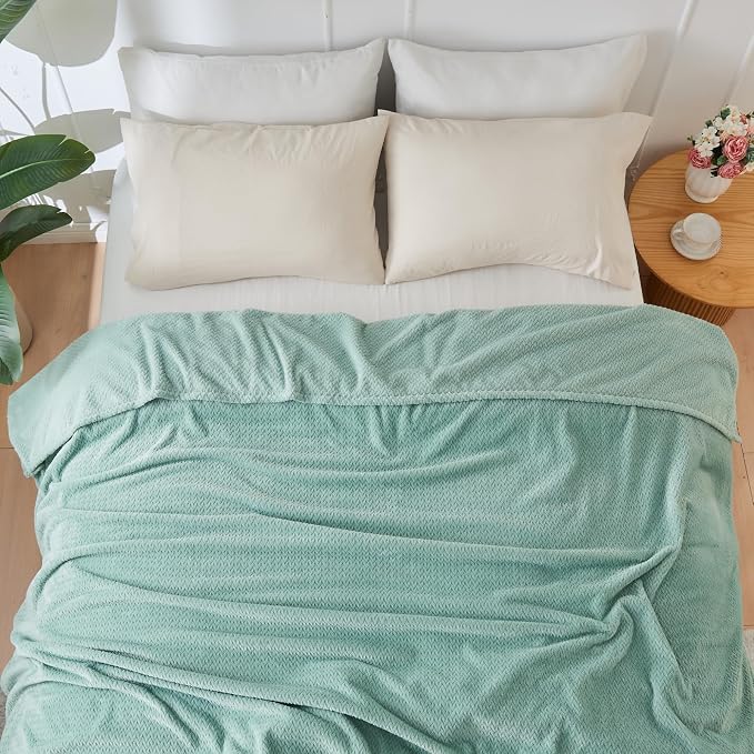 NEWCOSPLAY Fleece Leaves Pattern Queen Blanket, Mint Green, 90"x90" | Super Soft Throw Blanket, Lightweight Cozy Bed Sofa Blanket, Premium Silky Flannel Fleece, Travel Blanket for All Season Use