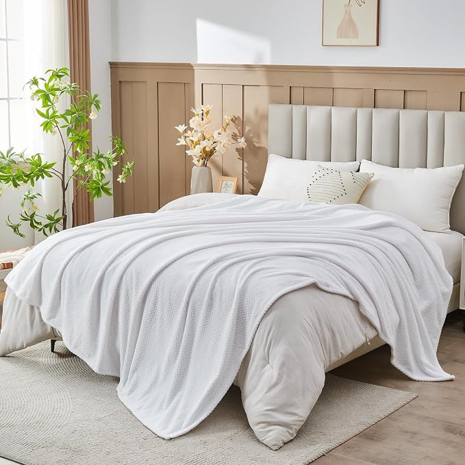 NEWCOSPLAY Fleece Leaves Pattern King Blanket, White, 90"x110" | Super Soft Throw Blanket, Lightweight Cozy Bed Sofa Blanket, Premium Silky Flannel Fleece, Travel Blanket for All Season Use