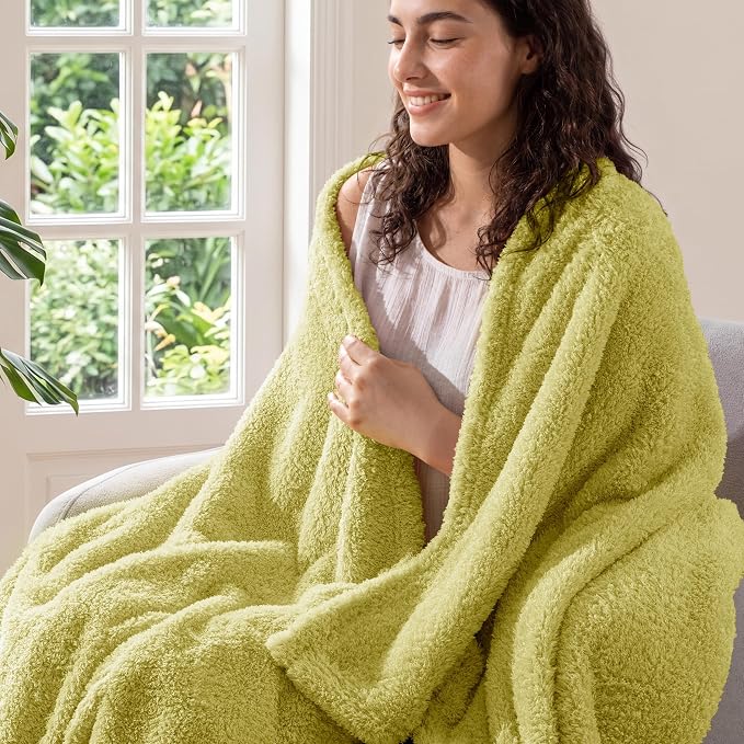 Exclusivo Mezcla Fleece Bed Blankets King Size for Bed, 90" x 104" | Super Soft and Cozy Fluffy Blanket for Women, Lightweight and Fuzzy Large Blanket for Bedroom , All Season, Light Green
