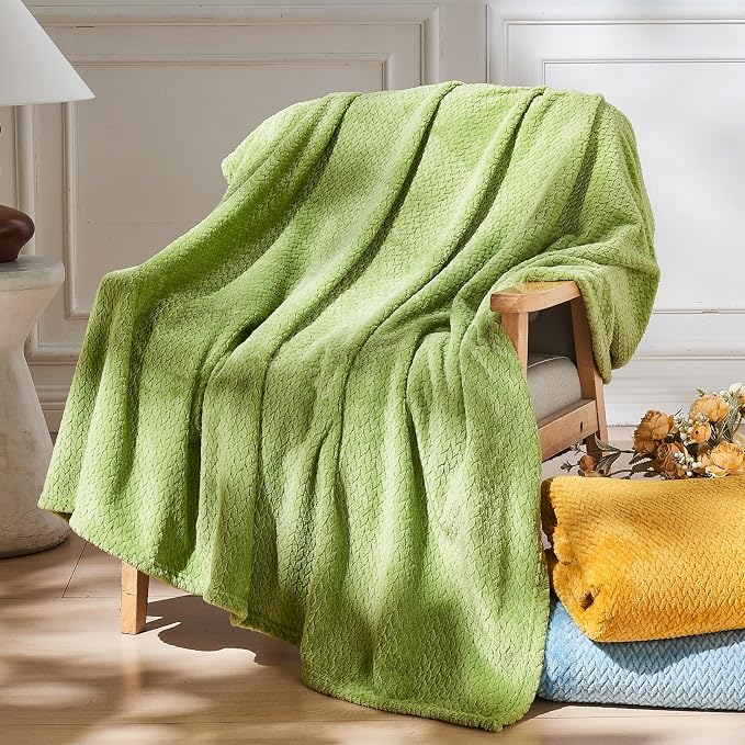NEWCOSPLAY Fleece Leaves Pattern Twin Blanket, Green, 60"x80" | Super Soft Throw Blanket, Lightweight Cozy Bed Sofa Blanket, Premium Silky Flannel Fleece, Travel Blanket for All Season Use